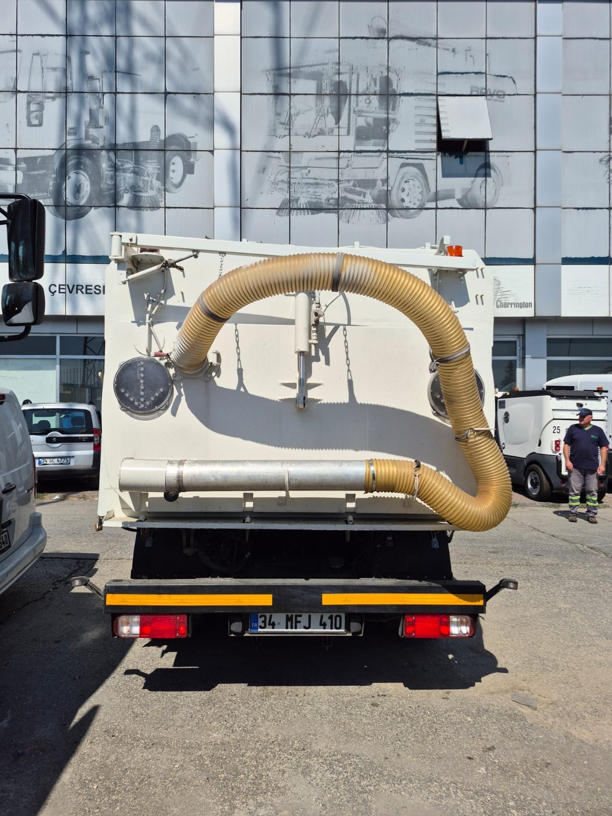 Esman S4C — rear view and vacuum hose