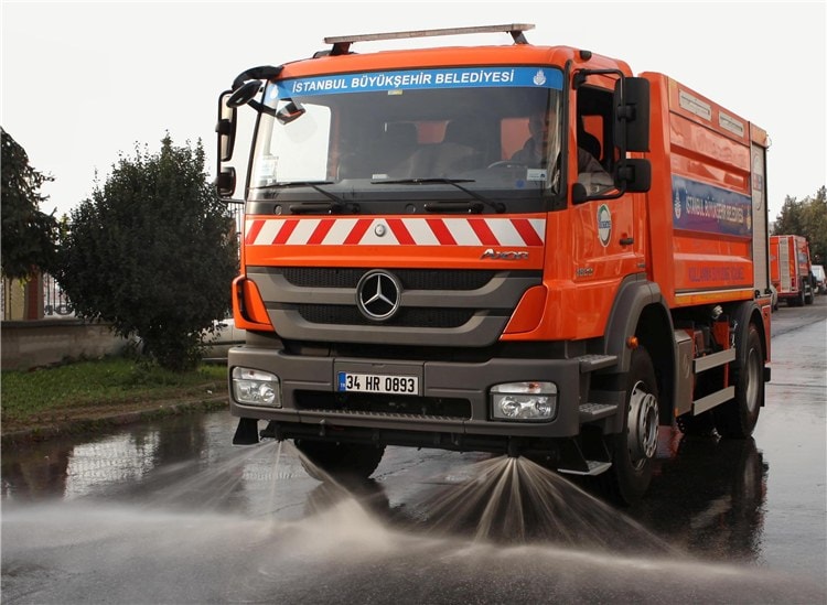 Esman Y9T — washing the road with front nozzles