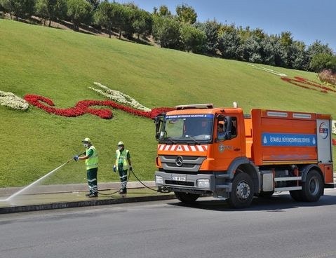 Esman Y9T — washing a sidewalk with the reel hose