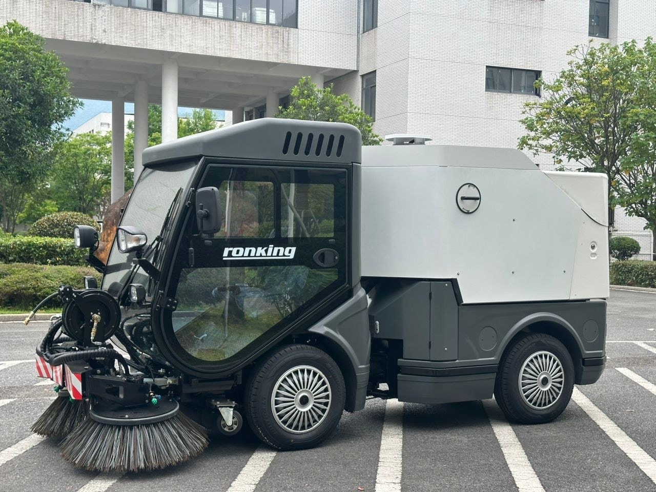 Esman ES1500 — side view on site