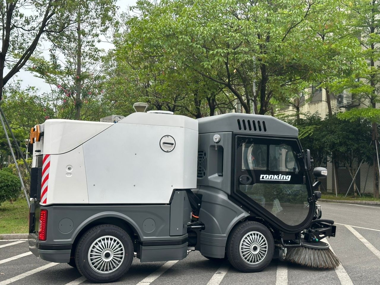 Esman ES1500 — rear angled view