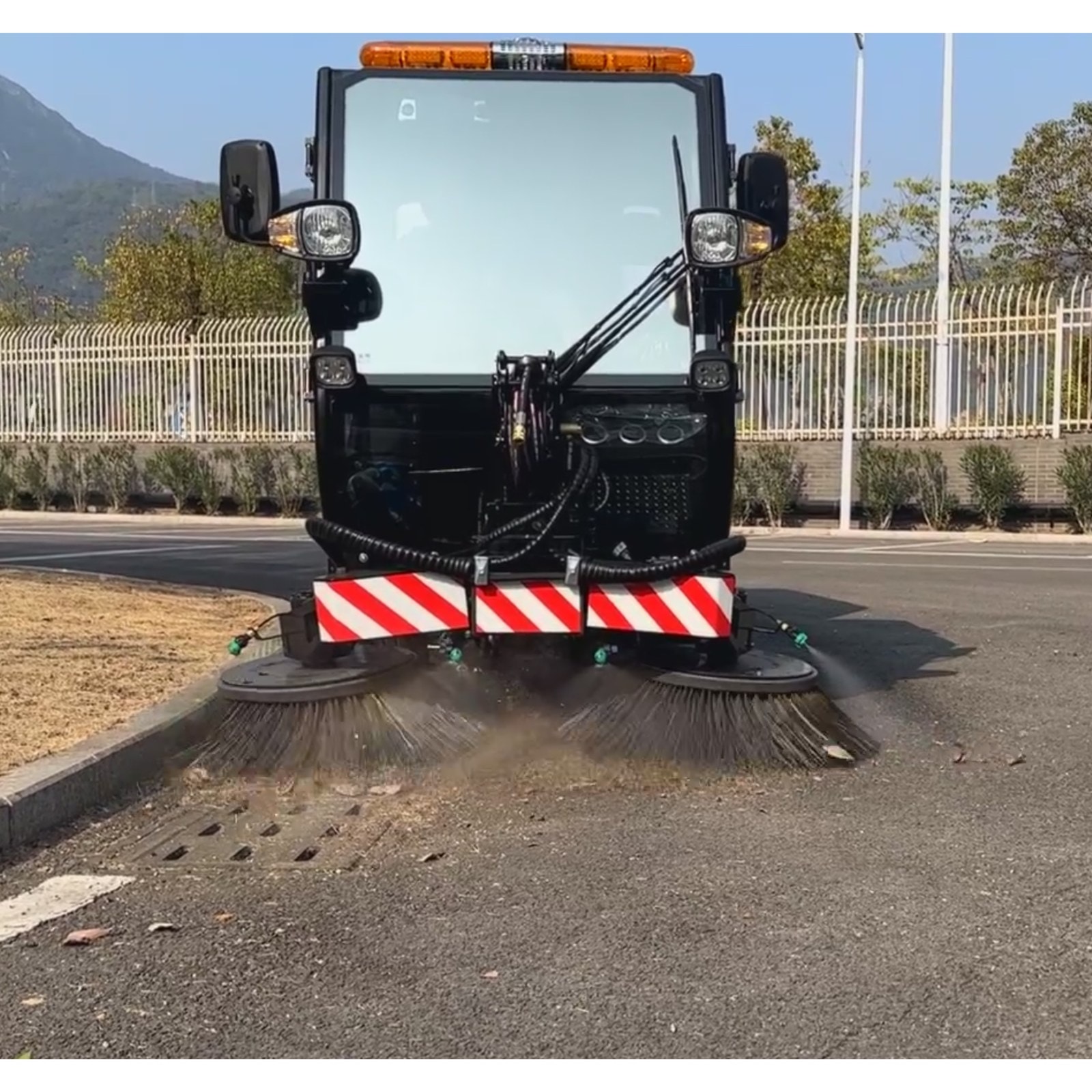 Esman ES1500 — sweeping with front brushes