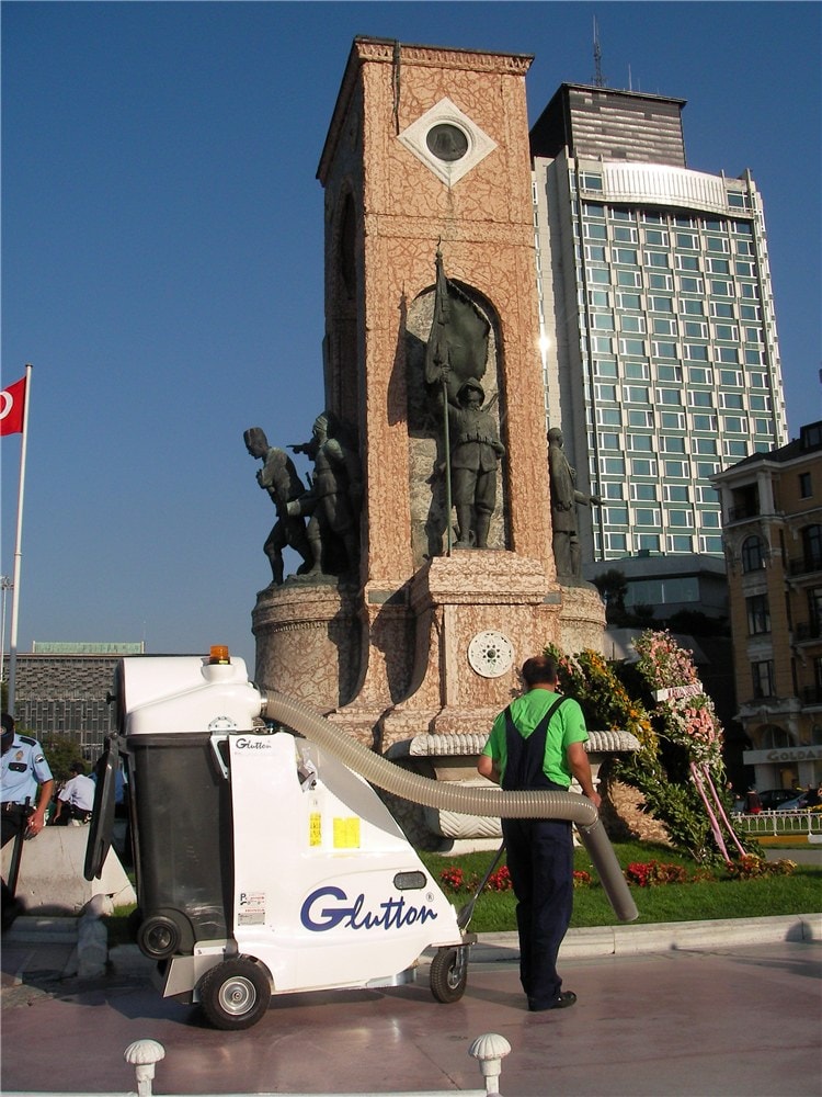 Glutton Benzinli — working around the Taksim Republic Monument
