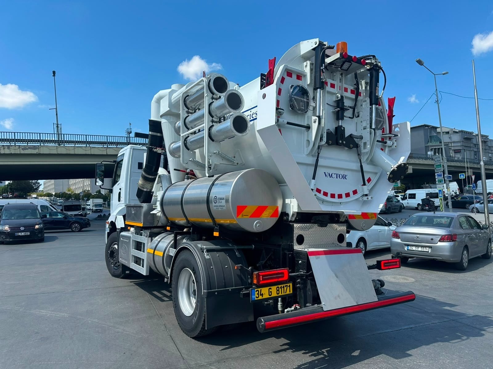 Vactor 7500 Lt — rear access door open